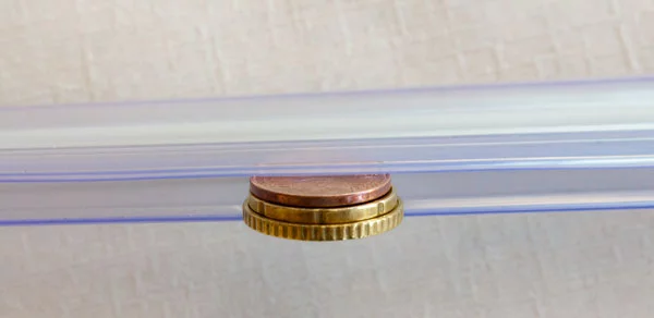 6-mm-Duschdichtung mit drei Münzen ermitteln