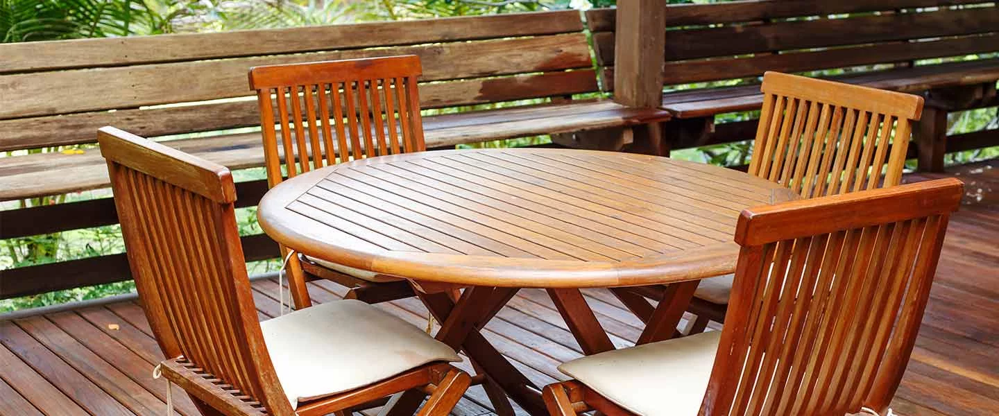 Gartentisch mit Stühlen aus Holz