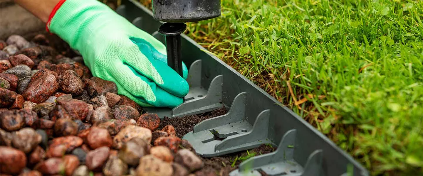 Rasenkante sorgt für eine saubere Abtrennung zwischen Rasen und Mulch