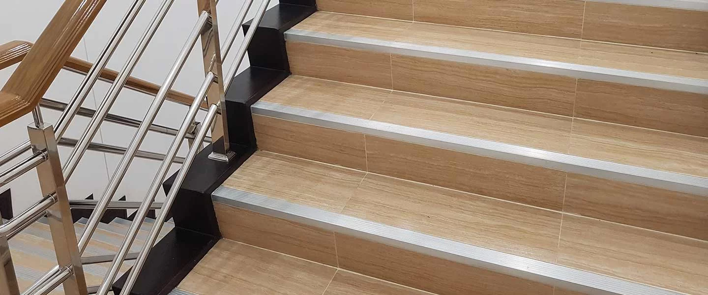 Saubere und geschützte Kante an Treppenstufen